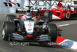 25.05.2002 Monte Carlo, Monaco, F1 in Monaco, Samstag, Training, Kimi Raikkonen - Räikkönen (McLaren Mercedes) auf der Strecke dahinter Rubens Barrichello, Strecke, Formel 1 Grand Prix (GP) von Monaco 2002 in Monte Carlo, Monaco c xpb.cc Email: info@xpb.cc, weitere Bilder auf der Datenbank: www.xpb.cc