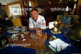 24.05.2002 Monte Carlo, Monaco, F1 in Monaco, Freitag, (F1 freier Tag), Mika Salo feiert auf der Yacht von Toyota mit seiner Frau und seinem Sohn den 100sten GP seine Karriere, Formel 1 Grand Prix (GP) von Monaco 2002 in Monte Carlo, Monaco c xpb.cc Email: info@xpb.cc, weitere Bilder auf der Datenbank: www.xpb.cc