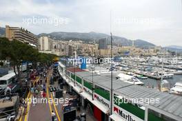 22.05.2002 Monte Carlo, Monaco, F1 in Monaco, Mittwoch, Vorbereitungen in Monte Carlo, hier im Hafen, in der Boxengasse tummeln sich die Schaulustigen, Formel 1 Grand Prix (GP) von Monaco 2002 in Monte Carlo, Monaco c xpb.cc Email: info@xpb.cc, weitere Bilder auf der Datenbank: www.xpb.cc