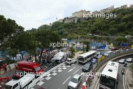 22.05.2002 Monte Carlo, Monaco, F1 in Monaco, Mittwoch, Vorbereitungen in Monte Carlo, hier im Hafen, in der Boxengasse tummeln sich die Schaulustigen, auf der Start/Zielgeraden fährt der reguläre Verkehr, Formel 1 Grand Prix (GP) von Monaco 2002 in Monte Carlo, Monaco c xpb.cc Email: info@xpb.cc, weitere Bilder auf der Datenbank: www.xpb.cc
