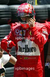 25.05.2002 Monte Carlo, Monaco, F1 in Monaco, Samstag, Qualifying, Michael Schumacher (Ferrari) ist 3ter, Park Ferme, Formel 1 Grand Prix (GP) von Monaco 2002 in Monte Carlo, Monaco c xpb.cc Email: info@xpb.cc, weitere Bilder auf der Datenbank: www.xpb.cc