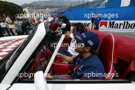 22.05.2002 Monte Carlo, Monaco, F1 in Monaco, Mittwoch, Felipe Massa (Sauber) fährt mit einem Wissmann Speedster durch die City, Formel 1 Grand Prix (GP) von Monaco 2002 in Monte Carlo, Monaco c xpb.cc Email: info@xpb.cc, weitere Bilder auf der Datenbank: www.xpb.cc