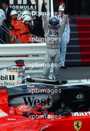 26.05.2002 Monte Carlo, Monaco, F1 in Monaco, Sonntag, Podium / Park Ferme, Michael Schumacher 2ter und David Coulthard 1ter im Park Ferme, Formel 1 Grand Prix (GP) von Monaco 2002 in Monte Carlo, Monaco c xpb.cc Email: info@xpb.cc, weitere Bilder auf der Datenbank: www.xpb.cc