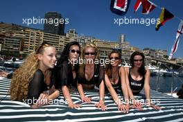 24.05.2002 Monte Carlo, Monaco, F1 in Monaco, Freitag, (F1 freier Tag), Girls auf der West Yacht im Hafen von Monte Carlo, Paddock Bereich, Formel 1 Grand Prix (GP) von Monaco 2002 in Monte Carlo, Monaco c xpb.cc Email: info@xpb.cc, weitere Bilder auf der Datenbank: www.xpb.cc