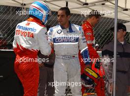25.05.2002 Monte Carlo, Monaco, F1 in Monaco, Samstag, Qualifying, Mika Salo (Toyota) gratuliert Juan Pablo Montoya (BMW WilliamsF1) 1ter, hinten: Michael Schumacher (Ferrari) 3ter, Park Ferme, Formel 1 Grand Prix (GP) von Monaco 2002 in Monte Carlo, Monaco c xpb.cc Email: info@xpb.cc, weitere Bilder auf der Datenbank: www.xpb.cc