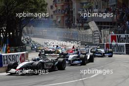 26.05.2002 Monte Carlo, Monaco, F1 in Monaco, Sonntag, Start zum Rennen, 1te Kurve, David Coulthard vor Juan Pablo Montoya, Formel 1 Grand Prix (GP) von Monaco 2002 in Monte Carlo, Monaco c xpb.cc Email: info@xpb.cc, weitere Bilder auf der Datenbank: www.xpb.cc