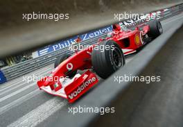 23.05.2002 Monte Carlo, Monaco, F1 in Monaco, Donnerstag, Training, Rubens Barrichello (Ferrari) auf der Strecke - durch die Leitplanke fotografiert - Ausgang Schwimmbadschikane, Formel 1 Grand Prix (GP) von Monaco 2002 in Monte Carlo, Monaco c xpb.cc Email: info@xpb.cc, weitere Bilder auf der Datenbank: www.xpb.cc