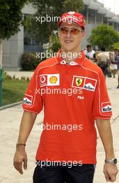 14.03.2002 Sepang, Malaysia, Michael Schumacher bei der Ankunft im Paddockbereich, Grand Prix, GP von Malaysia, Kuala Lumpur, KUL, Sepang. c xpb.cc Mail: info@xpb.cc  Datenbank: www.xpb.cc 