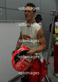 16.03.2002 Sepang, Malaysia, Qualifying am Samstag, Michael Schumacher (Ferrari) nach dem Qualifying - auf dem ARM ein TATTOO, Boxengasse, Grand Prix, GP von Malaysia, Kuala Lumpur, KUL, Sepang. c xpb.cc Mail: info@xpb.cc  Datenbank: www.xpb.cc 