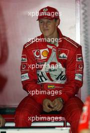 15.03.2002 Sepang, Malaysia, Freitagstraining, Michael Schumacher (Ferrari) in der BOX, Boxengasse, Grand Prix, GP von Malaysia, Kuala Lumpur, KUL, Sepang. c xpb.cc Mail: info@xpb.cc  Datenbank: www.xpb.cc 