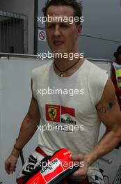 16.03.2002 Sepang, Malaysia, Qualifying am Samstag, Michael Schumacher (Ferrari) nach dem Qualifying - auf dem ARM ein TATTOO, Boxengasse, Grand Prix, GP von Malaysia, Kuala Lumpur, KUL, Sepang. c xpb.cc Mail: info@xpb.cc  Datenbank: www.xpb.cc 