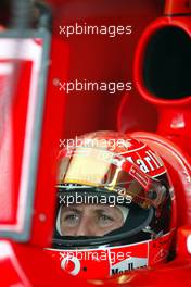 15.03.2002 Sepang, Malaysia, Freitagstraining, Michael Schumacher (Ferrari) in der BOX, Boxengasse, Grand Prix, GP von Malaysia, Kuala Lumpur, KUL, Sepang. c xpb.cc Mail: info@xpb.cc  Datenbank: www.xpb.cc 