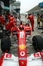 15.03.2002 Sepang, Malaysia, Freitagstraining, Michael Schumacher (Ferrari) fährt aus der BOX, Boxengasse, Grand Prix, GP von Malaysia, Kuala Lumpur, KUL, Sepang. c xpb.cc Mail: info@xpb.cc  Datenbank: www.xpb.cc 