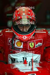 15.03.2002 Sepang, Malaysia, Freitagstraining, Michael Schumacher (Ferrari) in der BOX, Boxengasse, Grand Prix, GP von Malaysia, Kuala Lumpur, KUL, Sepang. c xpb.cc Mail: info@xpb.cc  Datenbank: www.xpb.cc 