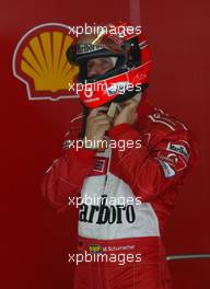 15.03.2002 Sepang, Malaysia, Freitagstraining, Michael Schumacher (Ferrari) in der BOX, Boxengasse, Grand Prix, GP von Malaysia, Kuala Lumpur, KUL, Sepang. c xpb.cc Mail: info@xpb.cc  Datenbank: www.xpb.cc 