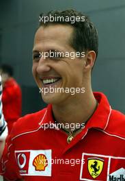 16.03.2002 Sepang, Malaysia, Qualifying am Samstag, Michael Schumacher (Ferrari) nach dem Qualifying - Boxengasse, Grand Prix, GP von Malaysia, Kuala Lumpur, KUL, Sepang. c xpb.cc Mail: info@xpb.cc  Datenbank: www.xpb.cc 