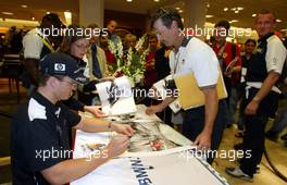 26.09.2002 Indianapolis, USA, F1 in Indianapolis, Donnerstag, Ralf Schumacher (BMW WilliamsF1) im Nordstrom Kaufhaus in Inianapolis Downtown bei einer Autogrammstunde, 2002 SAP United States Grand Prix - (USGP, Formel 1, USA, Grand Prix, GP). c xpb.cc - weitere Bilder auf der Datenbank unter www.xpb.cc - Email: info@xpb.cc