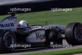 27.09.2002 Indianapolis, USA, F1 in Indianapolis, Freitag, US-Rennfahrerin SARAH FISHER fährt im West McLaren Mercedes F1 Wagen einige Demonstrationsrunden auf der Stecke, 2002 SAP United States Grand Prix - (USGP, Formel 1, USA, Grand Prix, GP). c xpb.cc - weitere Bilder auf der Datenbank unter www.xpb.cc - Email: info@xpb.cc