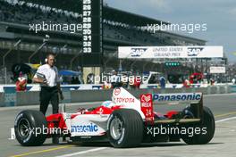 27.09.2002 Indianapolis, USA, F1 in Indianapolis, Freitag, Mika Salo (Toyota Racing) in der Box, 2002 SAP United States Grand Prix - (USGP, Formel 1, USA, Grand Prix, GP). c xpb.cc - weitere Bilder auf der Datenbank unter www.xpb.cc - Email: info@xpb.cc