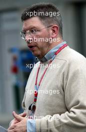 26.09.2002 Indianapolis, USA, F1 in Indianapolis, Donnerstag, Ross Brawn (Ferrari) im Paddock Bereich, Portrait, 2002 SAP United States Grand Prix - (USGP, Formel 1, USA, Grand Prix, GP). c xpb.cc - weitere Bilder auf der Datenbank unter www.xpb.cc - Email: info@xpb.cc