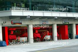 25.09.2002 Indianapolis, USA, F1 in Indianapolis, Mittwoch, Feature, Boxengase ferrari Box ca. 17.30 Uhr - Ferrari macht Feierabend, 2002 SAP United States Grand Prix - (USGP, Formel 1, USA, Grand Prix, GP). c xpb.cc - weitere Bilder auf der Datenbank unter www.xpb.cc - Email: info@xpb.cc