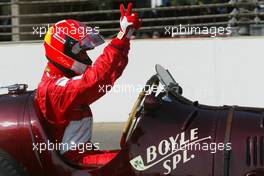 29.09.2002 Indianapolis, USA, F1 in Indianapolis, Sonntag 29.09.2002, Fahrerparade, Michael Schumacher fährt in einem historischen Wagen für die Fans eine Runde, 2002 SAP United States Grand Prix - (USGP, Formel 1, USA, Grand Prix, GP). c xpb.cc - weitere Bilder auf der Datenbank unter www.xpb.cc - Email: info@xpb.cc