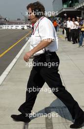 28.09.2002 Indianapolis, USA, F1 in Indianapolis, Samstag, Norbert Haug (Mercedes) in der Boxengasse, 2002 SAP United States Grand Prix - (USGP, Formel 1, USA, Grand Prix, GP). c xpb.cc - weitere Bilder auf der Datenbank unter www.xpb.cc - Email: info@xpb.cc