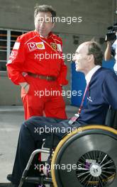 27.09.2002 Indianapolis, USA, F1 in Indianapolis, Freitag, Jean Todt (Ferrari) und Sir Frank Williams im Paddock Bereich, 2002 SAP United States Grand Prix - (USGP, Formel 1, USA, Grand Prix, GP). c xpb.cc - weitere Bilder auf der Datenbank unter www.xpb.cc - Email: info@xpb.cc