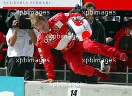 27.09.2002 Indianapolis, USA, F1 in Indianapolis, Freitag, Rubens Barrichello (Ferrari, F2002, Nr. 02) auf der Strecke - er crashte in die Mauer - hier sein Wagen, 2002 SAP United States Grand Prix - (USGP, Formel 1, USA, Grand Prix, GP). c xpb.cc - weitere Bilder auf der Datenbank unter www.xpb.cc - Email: info@xpb.cc
