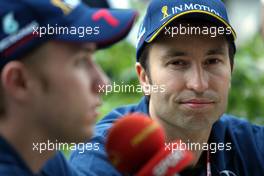 26.09.2002 Indianapolis, USA, F1 in Indianapolis, Donnerstag, Heinz Harald Frentzen (Sauber) und Nick Heidfeld beim Interview, 2002 SAP United States Grand Prix - (USGP, Formel 1, USA, Grand Prix, GP). c xpb.cc - weitere Bilder auf der Datenbank unter www.xpb.cc - Email: info@xpb.cc