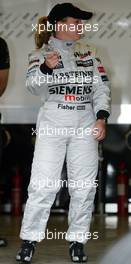 27.09.2002 Indianapolis, USA, F1 in Indianapolis, Freitag, Fotocall, US-Rennfahrerin SARAH FISHER im West McLaren Mercedes F1 Wagen vor der Box des Teams, 2002 SAP United States Grand Prix - (USGP, Formel 1, USA, Grand Prix, GP). c xpb.cc - weitere Bilder auf der Datenbank unter www.xpb.cc - Email: info@xpb.cc