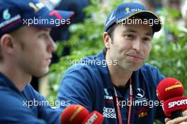 26.09.2002 Indianapolis, USA, F1 in Indianapolis, Donnerstag, Heinz Harald Frentzen (Sauber) und Nick Heidfeld beim Interview, 2002 SAP United States Grand Prix - (USGP, Formel 1, USA, Grand Prix, GP). c xpb.cc - weitere Bilder auf der Datenbank unter www.xpb.cc - Email: info@xpb.cc