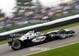 28.09.2002 Indianapolis, USA, F1 in Indianapolis, Samstag, Kimi Raikkonen - Räikkönen (McLaren Mercedes, MP4-17, Nr. 04) auf der Strecke, 2002 SAP United States Grand Prix - (USGP, Formel 1, USA, Grand Prix, GP). c xpb.cc - weitere Bilder auf der Datenbank unter www.xpb.cc - Email: info@xpb.cc