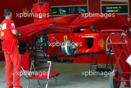 25.09.2002 Indianapolis, USA, F1 in Indianapolis, Mittwoch, Feature, Boxengase Ferrari Box ca. 17.30 Uhr - Ferrari macht Feierabend, 2002 SAP United States Grand Prix - (USGP, Formel 1, USA, Grand Prix, GP). c xpb.cc - weitere Bilder auf der Datenbank unter www.xpb.cc - Email: info@xpb.cc