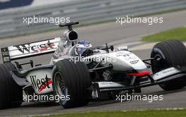 28.09.2002 Indianapolis, USA, F1 in Indianapolis, Samstag, Kimi Raikkonen - Räikkönen (McLaren Mercedes, MP4-17, Nr. 04) auf der Strecke, 2002 SAP United States Grand Prix - (USGP, Formel 1, USA, Grand Prix, GP). c xpb.cc - weitere Bilder auf der Datenbank unter www.xpb.cc - Email: info@xpb.cc