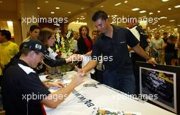 26.09.2002 Indianapolis, USA, F1 in Indianapolis, Donnerstag, Ralf Schumacher (BMW WilliamsF1) im Nordstrom Kaufhaus in Inianapolis Downtown bei einer Autogrammstunde, 2002 SAP United States Grand Prix - (USGP, Formel 1, USA, Grand Prix, GP). c xpb.cc - weitere Bilder auf der Datenbank unter www.xpb.cc - Email: info@xpb.cc