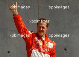 28.09.2002 Indianapolis, USA, F1 in Indianapolis, Samstag, Qualifying, Michael Schumacher (Ferrari) im Park Ferme auf Pole, 2002 SAP United States Grand Prix - (USGP, Formel 1, USA, Grand Prix, GP). c xpb.cc - weitere Bilder auf der Datenbank unter www.xpb.cc - Email: info@xpb.cc