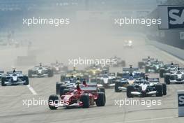 29.09.2002 Indianapolis, USA, F1 in Indianapolis, Sonntag 29.09.2002, Start zu Rennen, Michael Schumacher (Ferrari, F2002, Nr. 01) auf der Strecke vor dem Feld, 2002 SAP United States Grand Prix - (USGP, Formel 1, USA, Grand Prix, GP). c xpb.cc - weitere Bilder auf der Datenbank unter www.xpb.cc - Email: info@xpb.cc