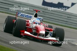 28.09.2002 Indianapolis, USA, F1 in Indianapolis, Samstag, Mika Salo (Toyota Racing, TF102, Nr. 22) auf der Strecke, 2002 SAP United States Grand Prix - (USGP, Formel 1, USA, Grand Prix, GP). c xpb.cc - weitere Bilder auf der Datenbank unter www.xpb.cc - Email: info@xpb.cc