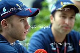 26.09.2002 Indianapolis, USA, F1 in Indianapolis, Donnerstag, Heinz Harald Frentzen (Sauber) und Nick Heidfeld beim Interview, 2002 SAP United States Grand Prix - (USGP, Formel 1, USA, Grand Prix, GP). c xpb.cc - weitere Bilder auf der Datenbank unter www.xpb.cc - Email: info@xpb.cc