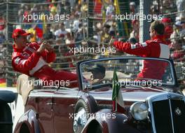 29.09.2002 Indianapolis, USA, F1 in Indianapolis, Sonntag 29.09.2002, Fahrerparade, Michael Schumacher schießt mit einer kleinen Kamera ein Foto von Rubens Barrichello, 2002 SAP United States Grand Prix - (USGP, Formel 1, USA, Grand Prix, GP). c xpb.cc - weitere Bilder auf der Datenbank unter www.xpb.cc - Email: info@xpb.cc