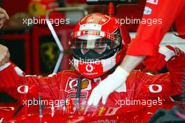 27.09.2002 Indianapolis, USA, F1 in Indianapolis, Freitag, Michael Schumacher (Ferrari) in der Box - mit einem neuem Innteil (schwarz) des Helmes der über die Nase geht, 2002 SAP United States Grand Prix - (USGP, Formel 1, USA, Grand Prix, GP). c xpb.cc - weitere Bilder auf der Datenbank unter www.xpb.cc - Email: info@xpb.cc