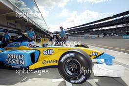 27.09.2002 Indianapolis, USA, F1 in Indianapolis, Freitag, Jarno Trulli (RenaultF1) in der Box, 2002 SAP United States Grand Prix - (USGP, Formel 1, USA, Grand Prix, GP). c xpb.cc - weitere Bilder auf der Datenbank unter www.xpb.cc - Email: info@xpb.cc