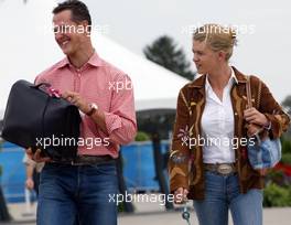 26.09.2002 Indianapolis, USA, F1 in Indianapolis, Donnerstag, Michael Schumacher und seine Frau Corinna kommen im Paddock Bereich an, 2002 SAP United States Grand Prix - (USGP, Formel 1, USA, Grand Prix, GP). c xpb.cc - weitere Bilder auf der Datenbank unter www.xpb.cc - Email: info@xpb.cc