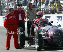 29.09.2002 Indianapolis, USA, F1 in Indianapolis, Sonntag 29.09.2002, Fahrerparade, Michael Schumacher fährt in einem historischen Wagen für die Fans eine Runde, hier mit Jean Todt, 2002 SAP United States Grand Prix - (USGP, Formel 1, USA, Grand Prix, GP). c xpb.cc - weitere Bilder auf der Datenbank unter www.xpb.cc - Email: info@xpb.cc