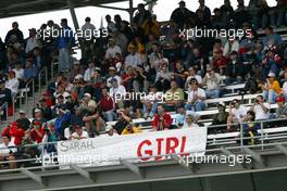 27.09.2002 Indianapolis, USA, F1 in Indianapolis, Freitag, Fans mit Plakat für US-Rennfahrerin SARAH FISHER, 2002 SAP United States Grand Prix - (USGP, Formel 1, USA, Grand Prix, GP). c xpb.cc - weitere Bilder auf der Datenbank unter www.xpb.cc - Email: info@xpb.cc