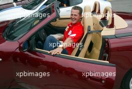 26.09.2002 Indianapolis, USA, F1 in Indianapolis, Donnerstag, Michael Schumacher im Maserati in der Boxengasse, 2002 SAP United States Grand Prix - (USGP, Formel 1, USA, Grand Prix, GP). c xpb.cc - weitere Bilder auf der Datenbank unter www.xpb.cc - Email: info@xpb.cc