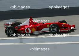 27.09.2002 Indianapolis, USA, F1 in Indianapolis, Freitag, Michael Schumacher (Ferrari, F2002, Nr. 01) auf der Strecke, 2002 SAP United States Grand Prix - (USGP, Formel 1, USA, Grand Prix, GP). c xpb.cc - weitere Bilder auf der Datenbank unter www.xpb.cc - Email: info@xpb.cc