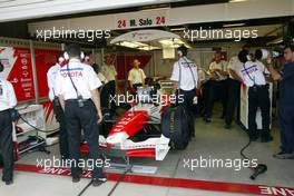 27.09.2002 Indianapolis, USA, F1 in Indianapolis, Freitag, Mika Salo (Toyota Racing) in der Box, 2002 SAP United States Grand Prix - (USGP, Formel 1, USA, Grand Prix, GP). c xpb.cc - weitere Bilder auf der Datenbank unter www.xpb.cc - Email: info@xpb.cc