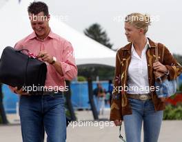 26.09.2002 Indianapolis, USA, F1 in Indianapolis, Donnerstag, Michael Schumacher und seine Frau Corinna kommen im Paddock Bereich an, 2002 SAP United States Grand Prix - (USGP, Formel 1, USA, Grand Prix, GP). c xpb.cc - weitere Bilder auf der Datenbank unter www.xpb.cc - Email: info@xpb.cc